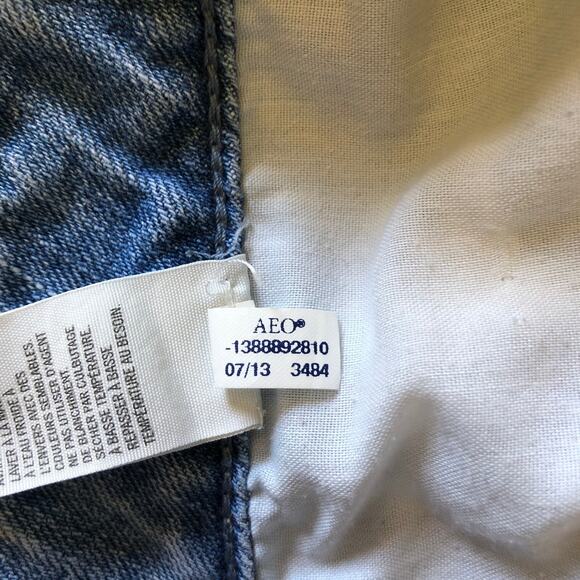 American Eagle Outfitters Distressed Light Wash Denim Shorts Women's Size 6 US - Picture 11 of 11